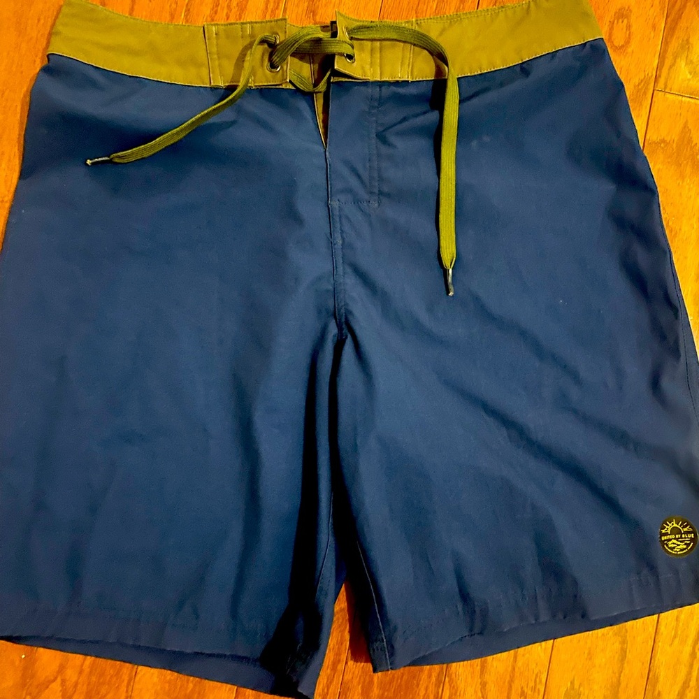 United By Blue size 30 blue and green board shorts